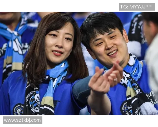 球迷在比赛日现场求婚，现场掌声不断